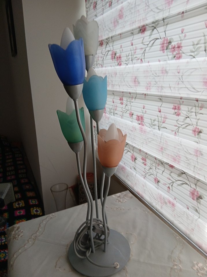 Renkli Çiçek Tasarımlı Masa Lambası - Görsel 2