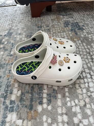 Crocs süslü terlik