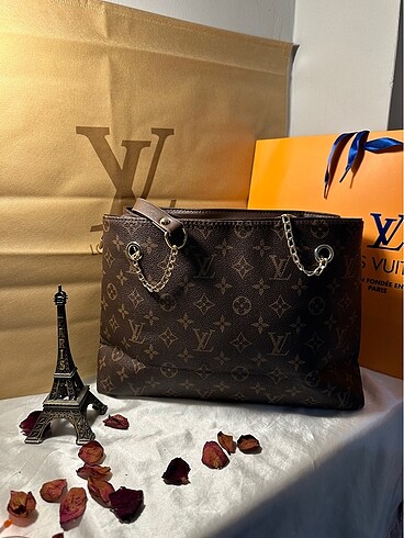 Louis Vuitton Lousi Vuitton Zincirli Kol Çantası Modeli