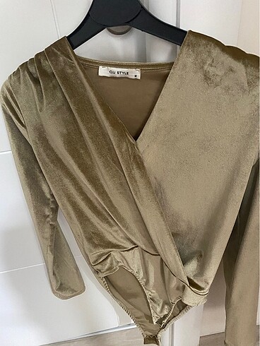 Kadife çıtçıtlı body bluz