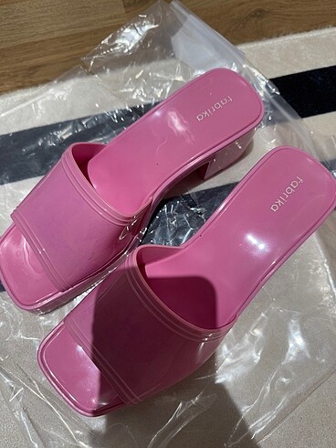 Pembe terlik