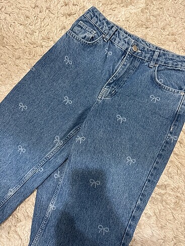 Kurdele detaylı jean