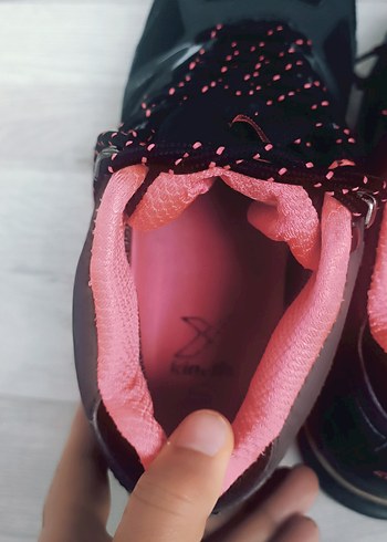 Pembe Detaylı Siyah Bağcıklı Kadın Spor Ayakkabı - Görsel 4