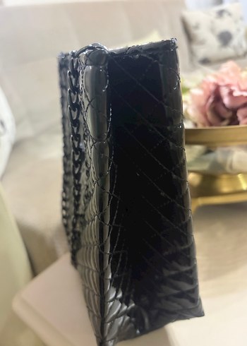 Zincir Detaylı Siyah Yılan Derisi Desenli Deri Çanta - Görsel 3