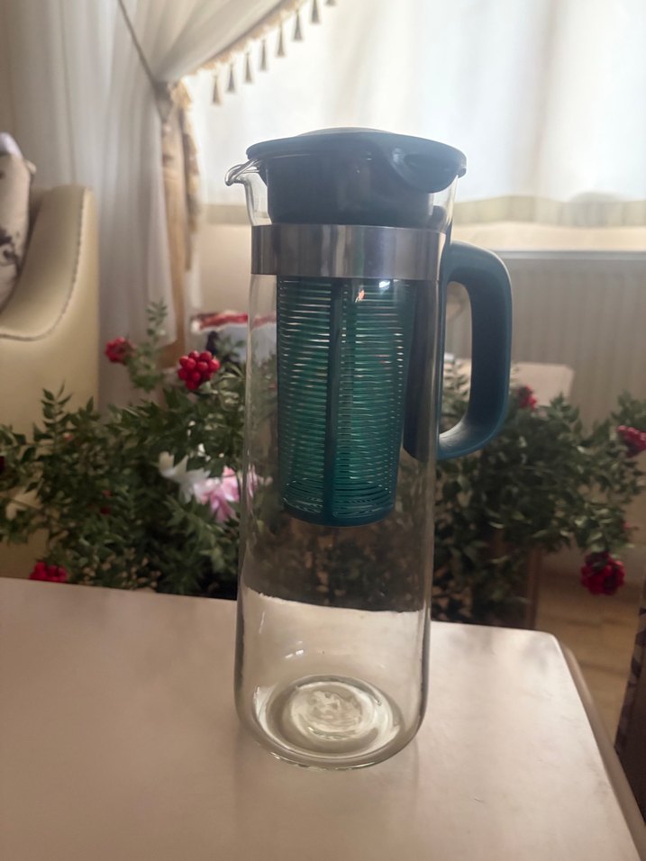 Yeşil kapaklı süzgeçli cam sürahi - Görsel 3