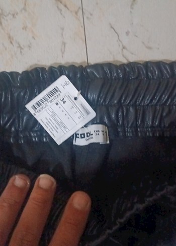 34 Beden siyah Renk DeFacto Siyah Deri Bel ve Paça Lastikli Pantolon