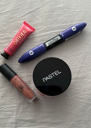 Pastel Pembe Makyaj Ürünleri Seti