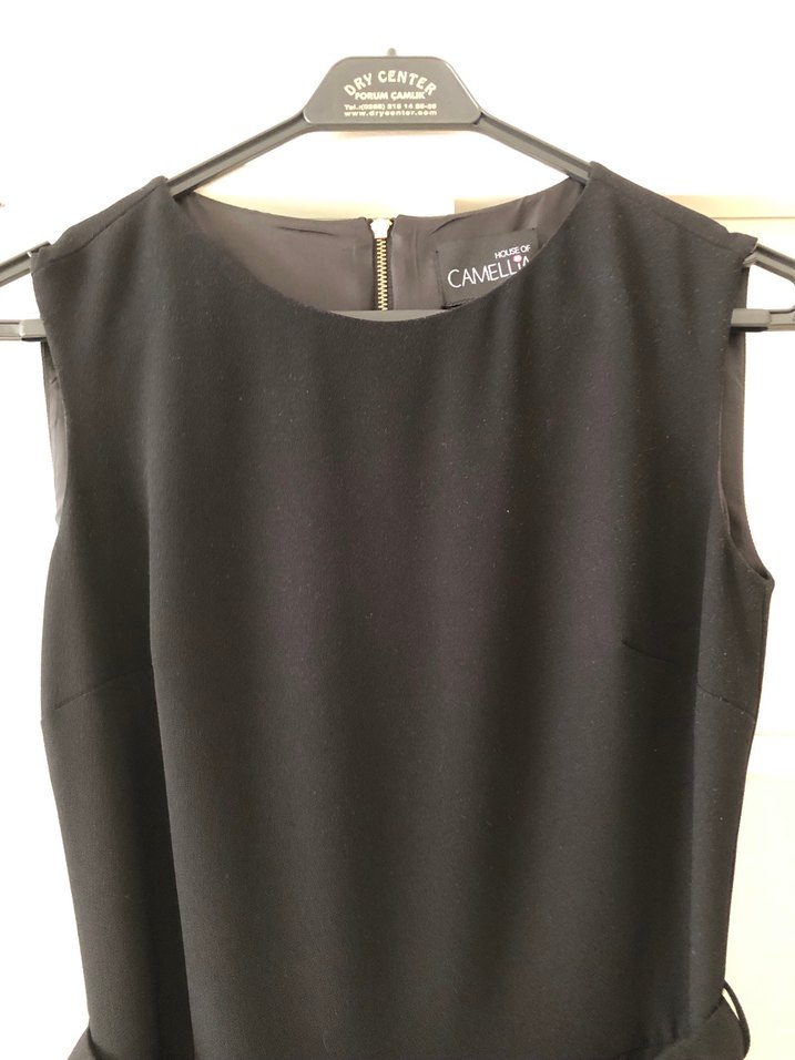 House of Camelia Kemer Detaylı Siyah Midi Ofis Elbisesi - Görsel 4