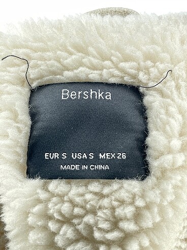 s Beden beyaz Renk Bershka Mont %70 İndirimli.