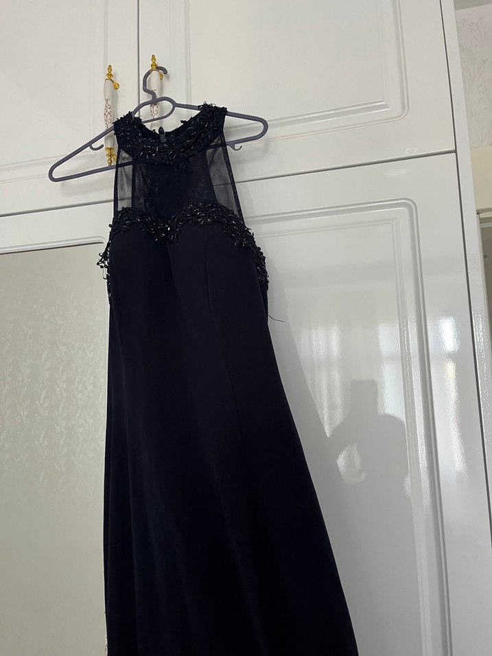 Sırt dekoltesi işlemeli şık balık abiye - Görsel 4