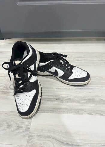 Siyah Beyaz Bağcıklı Kadın Spor Ayakkabı