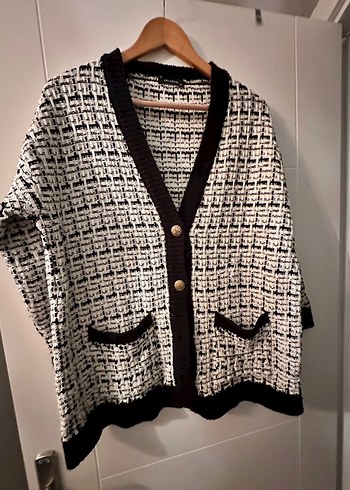 Düğmeli Siyah-Beyaz Desenli Midi Hırka - Görsel 3