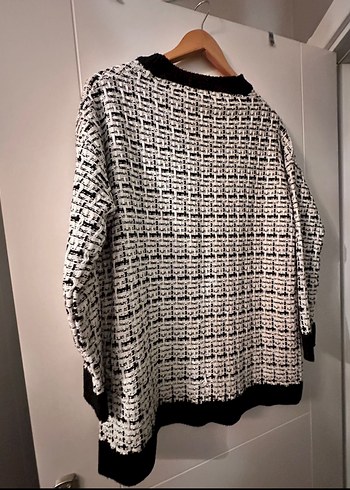 Düğmeli Siyah-Beyaz Desenli Midi Hırka - Görsel 5