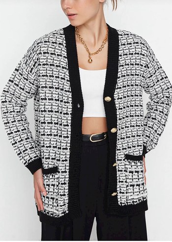 Düğmeli Siyah-Beyaz Desenli Midi Hırka - Görsel 2