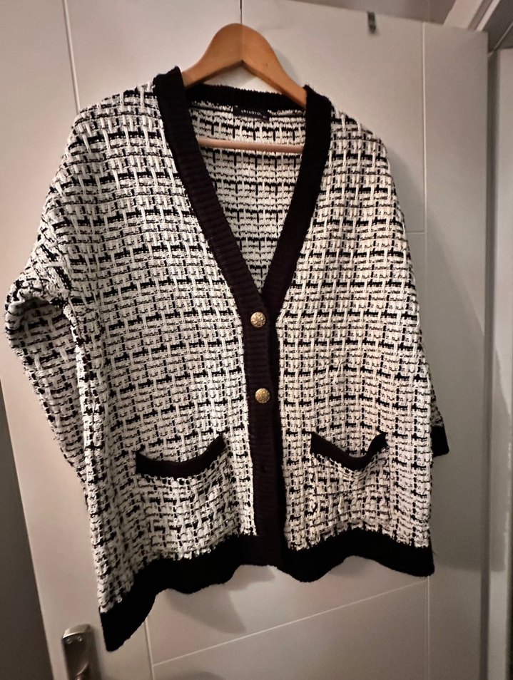 Düğmeli Siyah-Beyaz Desenli Midi Hırka - Görsel 3