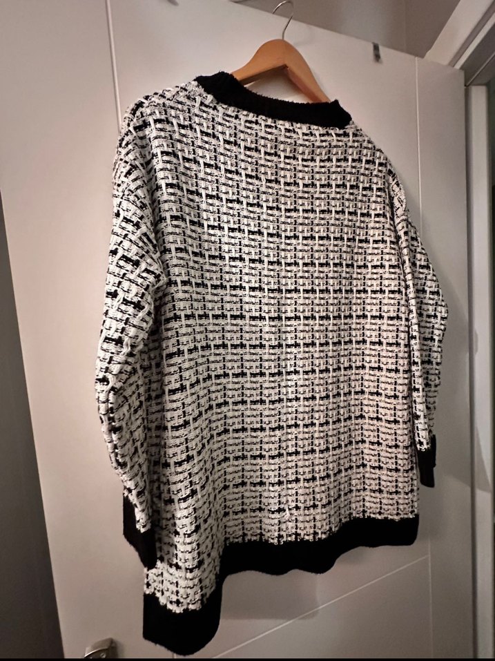 Düğmeli Siyah-Beyaz Desenli Midi Hırka - Görsel 5