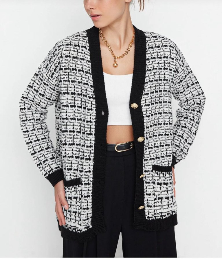 Düğmeli Siyah-Beyaz Desenli Midi Hırka - Görsel 2