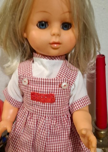 Kırmızı Kareli Elbiseli Bebek
