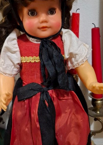 Kırmızı Elbiseli Koyu Tonlarda Bebek