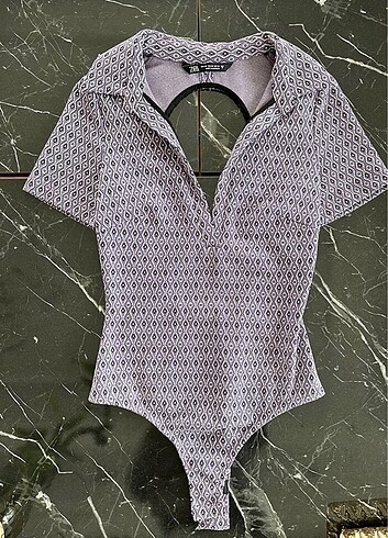 Geometrik Desenli Açık Sırt Detaylı Bodysuit