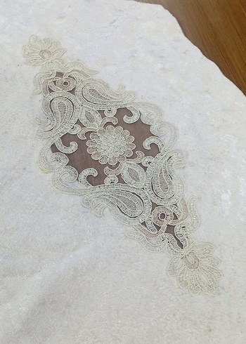 Gri İşlemeli Beyaz Masa Örtüsü 137x37 - Görsel 3