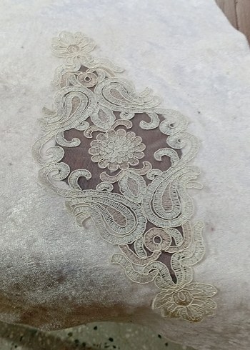 Gri İşlemeli Beyaz Masa Örtüsü 137x37 - Görsel 2