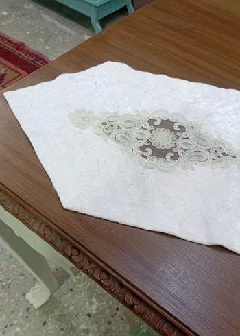 Gri İşlemeli Beyaz Masa Örtüsü 137x37 - Görsel 4