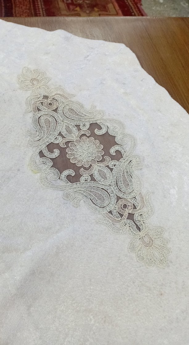 Gri İşlemeli Beyaz Masa Örtüsü 137x37 - Görsel 3