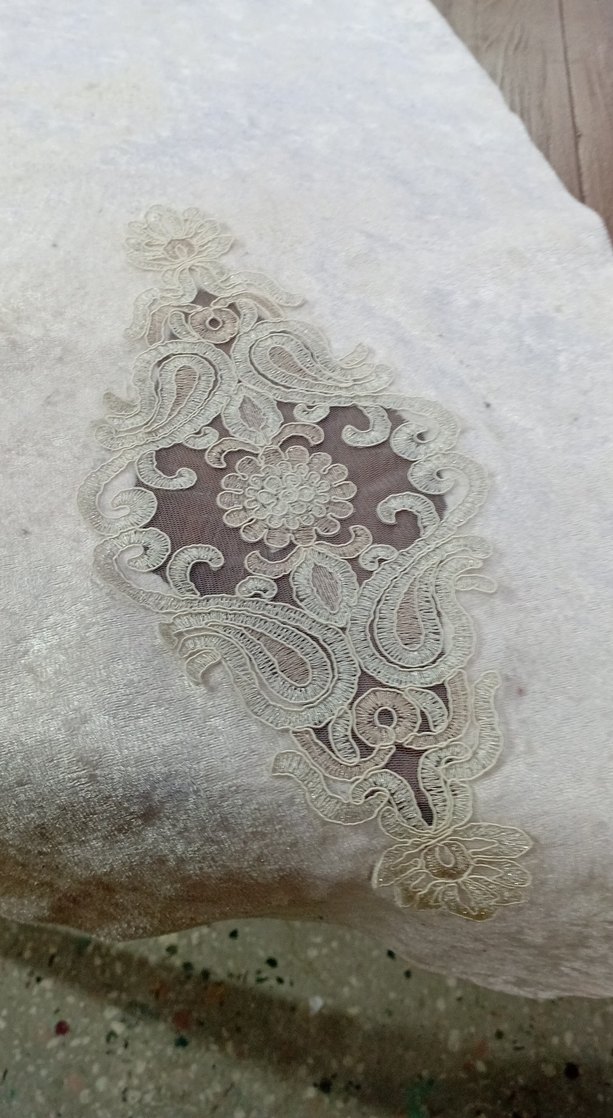 Gri İşlemeli Beyaz Masa Örtüsü 137x37 - Görsel 2