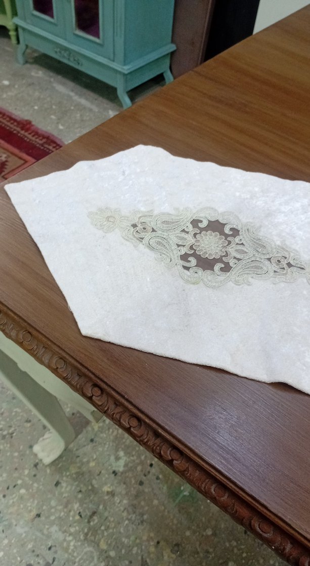 Gri İşlemeli Beyaz Masa Örtüsü 137x37 - Görsel 4