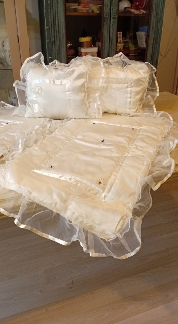 İşlemeli Beyaz Parlak  Bebek Yatak Örtüsü - Görsel 2