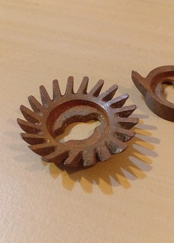 Kahverengi ve Gri Planya Bıçak Parçaları - Görsel 3