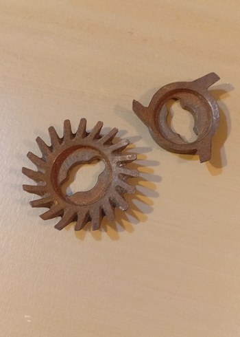 Kahverengi ve Gri Planya Bıçak Parçaları - Görsel 2