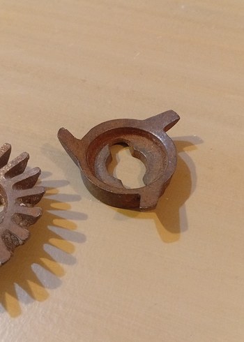 Kahverengi ve Gri Planya Bıçak Parçaları - Görsel 4