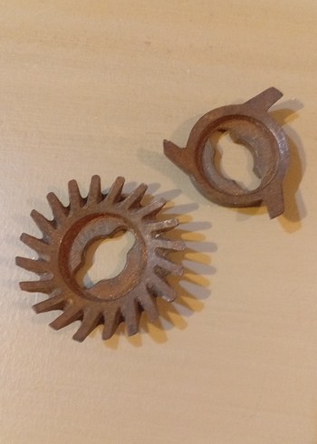 Kahverengi ve Gri Planya Bıçak Parçaları - Görsel 6