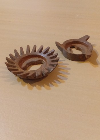 Kahverengi ve Gri Planya Bıçak Parçaları - Görsel 5