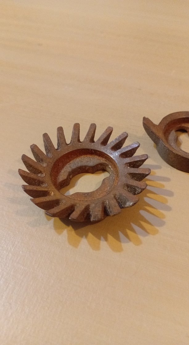 Kahverengi ve Gri Planya Bıçak Parçaları - Görsel 3