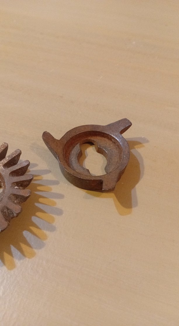 Kahverengi ve Gri Planya Bıçak Parçaları - Görsel 4