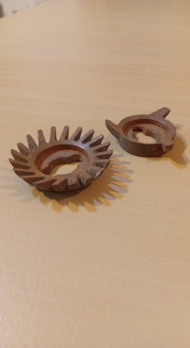 Kahverengi ve Gri Planya Bıçak Parçaları - Görsel 5