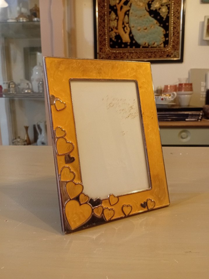 Altın Renk Parlak Kalpli Fotoğraf Çerçevesi - Görsel 2
