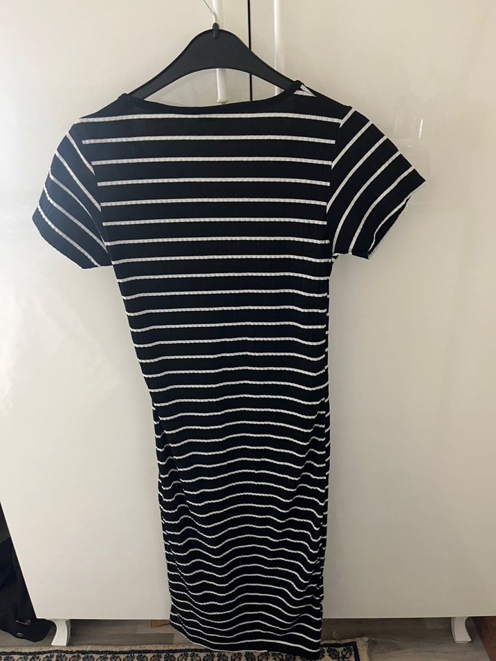 Düğmeli Siyah Beyaz Çizgili Elbise - Görsel 2