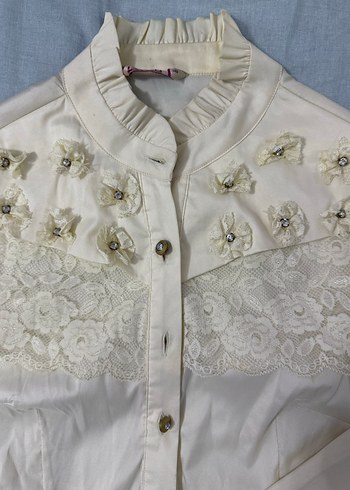 Düğmeli Beyaz Nakışlı Kadın Gömlek - Görsel 2