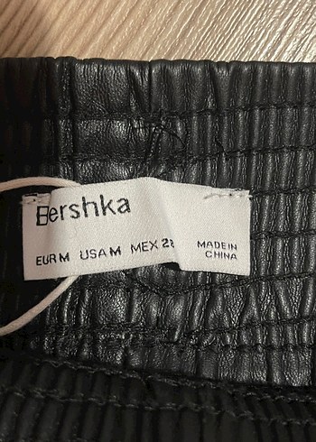Bershka Kadın Siyah Deri Pilili Mini Şort