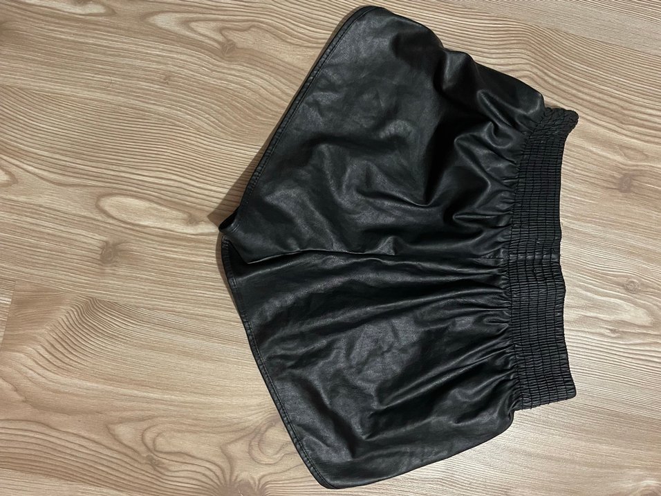 Kadın Siyah Deri Pilili Mini Şort - Görsel 2