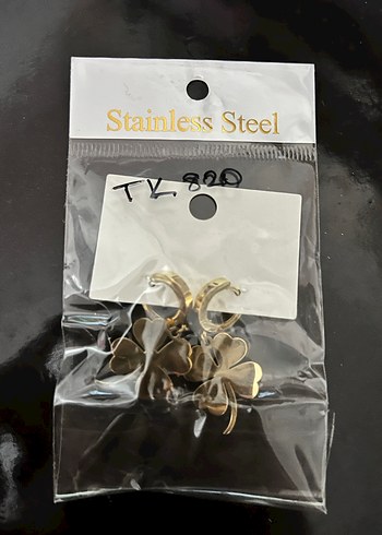 Minimalist Altın Renkli Yonca Küpe - Görsel 2