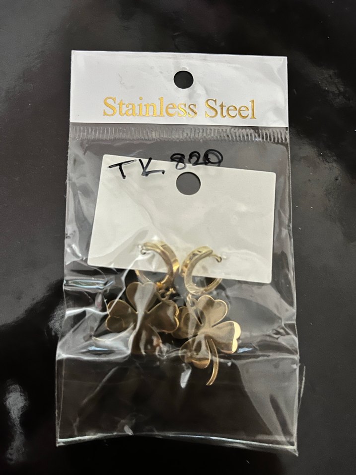 Minimalist Altın Renkli Yonca Küpe - Görsel 2