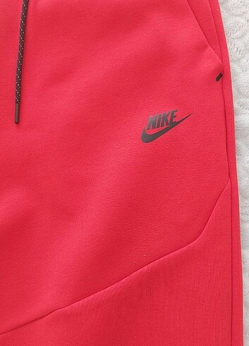 m Beden kırmızı Renk Nike Tech fleece 