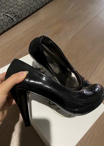 Parlak Siyah Rugan Topuklu Stiletto
