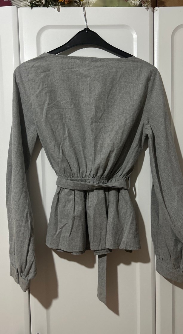 Gri Kemerli V Yaka Kadın Bluz - Görsel 4