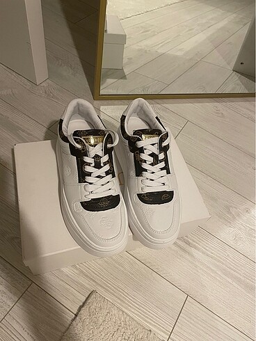 Guess sneakrs